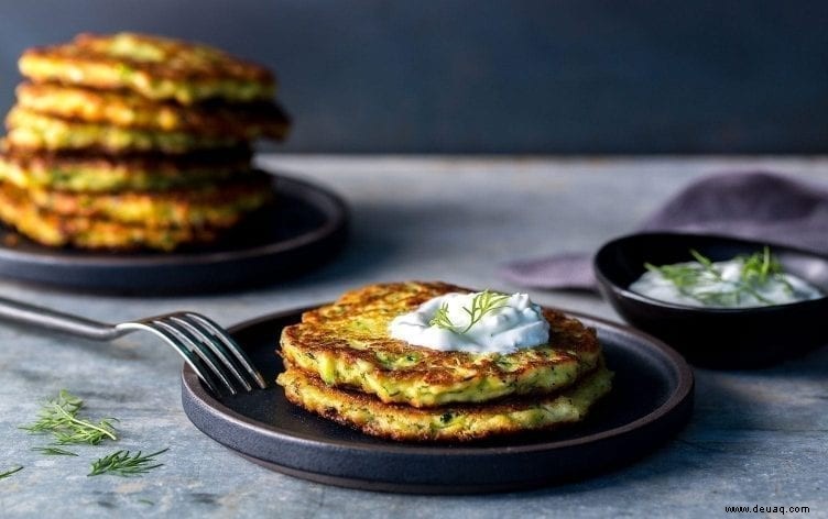 Glutenfreie Zucchini-Pfannkuchen mit Joghurt-Dressing 