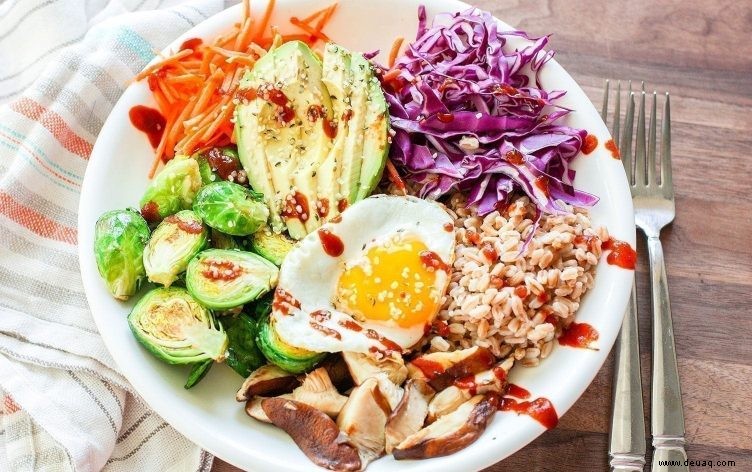 Veggie Bowl mit Farro und Ei 