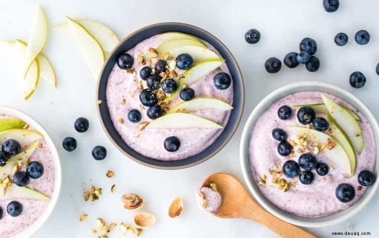 Himbeer-Smoothie-Bowls mit Birnen und Pistazien 