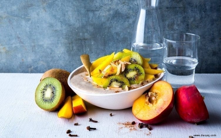 Chai Spice Smoothie Bowl mit Mango und Kiwi 