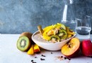 Chai-Gewürz-Smoothie-Bowl mit Mango, Kiwi und gerösteten Mandeln – cremiges Power-Frühstück