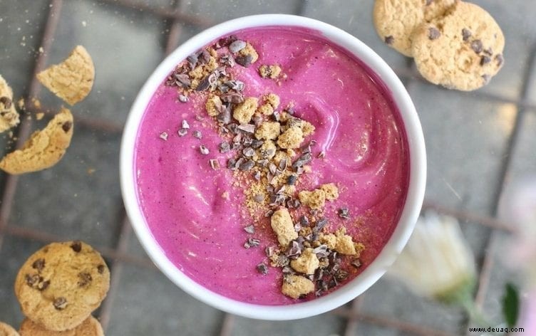 Rosa Plätzchen-Drachenfrucht-Smoothie-Schüssel 