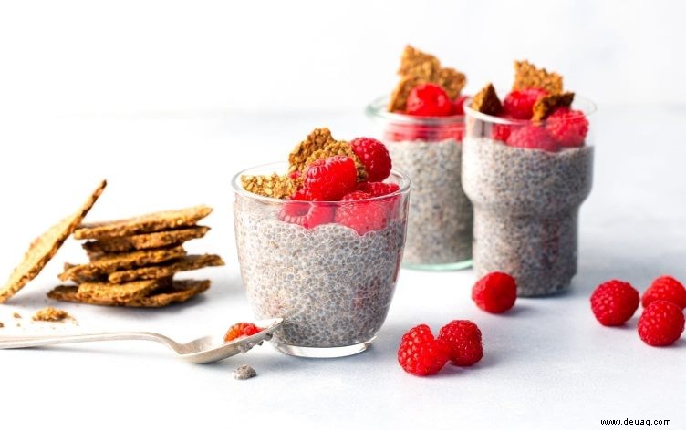 Himbeer-Chia-Pudding mit Mandelmilch und Flachschips 