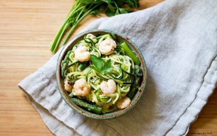 Zoodle Pasta mit Garnelen und Spargel 