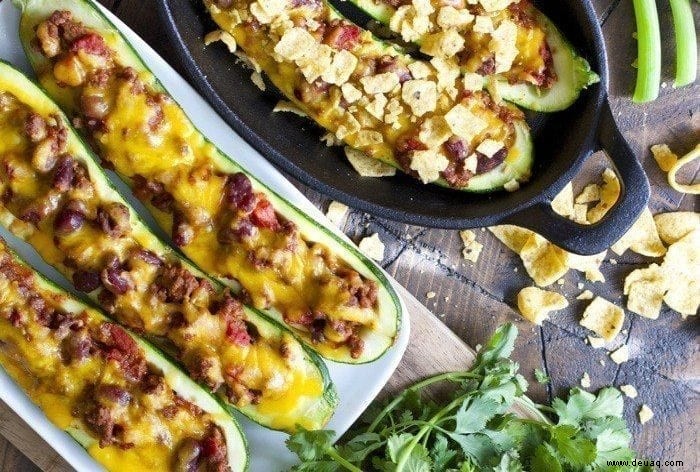 Mit Chili-Käse gefüllte Zucchinischiffchen 