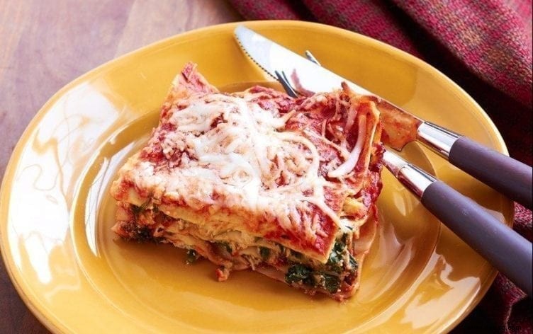 Einfache Hühnchen-Spinat-Lasagne – 400 Kalorien pro Portion! 