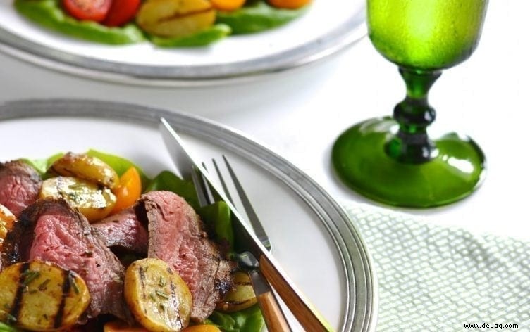 Gegrilltes Steak und Kartoffelsalat 