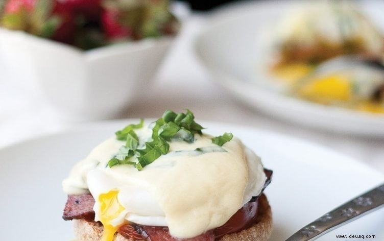 Klassische Eggs Benedict mit Hollandaise 