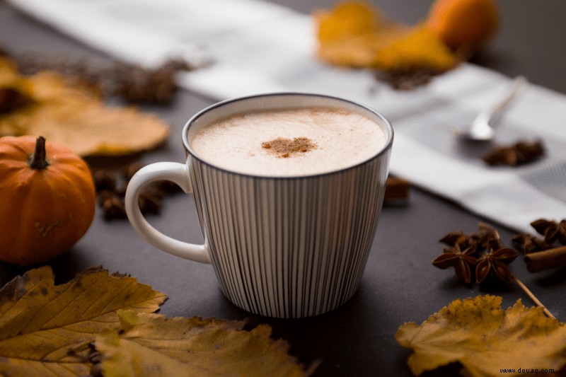 Kalorienarme hausgemachte Tasse Autumn Pumpkin Spice Latte 