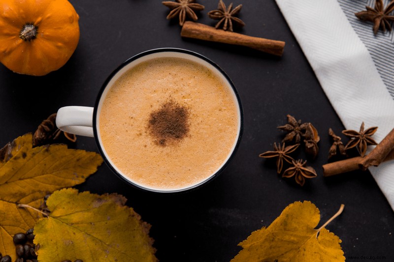 Kalorienarme hausgemachte Tasse Autumn Pumpkin Spice Latte 