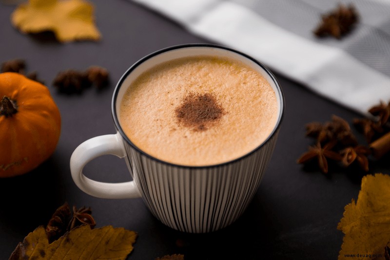 Kalorienarme hausgemachte Tasse Autumn Pumpkin Spice Latte 