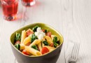 Penne Rigate mit Spinat und Kirschtomaten: Frisches mediterranes Pastarezept in 30 Minuten