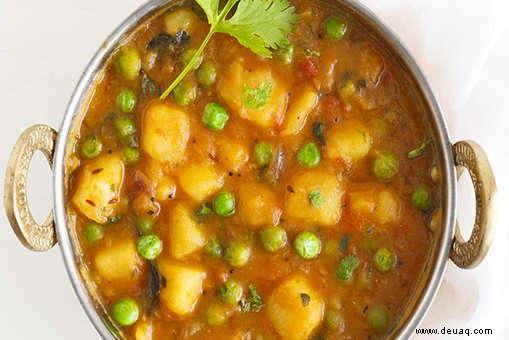 Curry-Rezept mit Kartoffeln, Zwiebeln und grünen Erbsen 