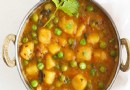 Schnelles Kartoffel-Erbsen-Curry mit Zwiebeln: Bewährtes indisches Rezept