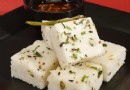 Authentisches Rezept für weißen Dhokla (Khatta Dhokla) – Gujarati-Spezialität leicht gemacht