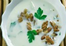 Irani Raita: Erfrischendes Joghurt-Rezept mit Walnüssen, Rosinen und Honig