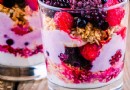 Beeren-Joghurt-Parfait: Frisches, gesundes Rezept in nur 25 Minuten