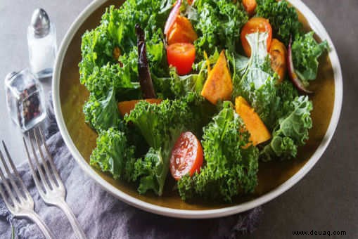 Rezept für Salat mit gerösteten Süßkartoffeln und Grünkohl 