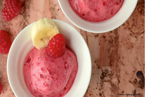 Rezept für Himbeeren mit Pfirsich-Basilikum-Sorbet 