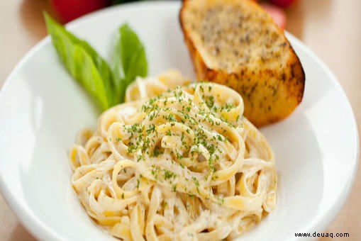 Einfaches Rezept für Fettuccine Alfredo 