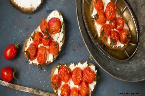 Rezept für Mascarpone-Toast mit geplatzten Tomaten 