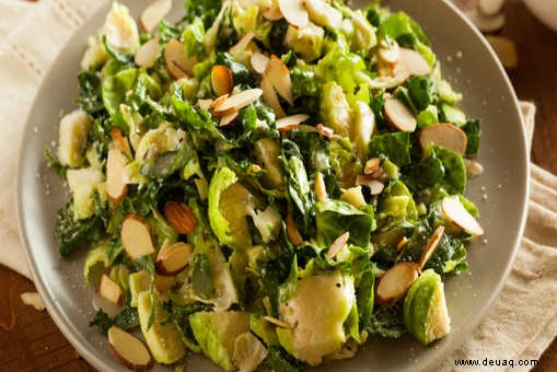 Salat aus geriebenem Grünkohl und Rosenkohl mit Zitrone Rezept 