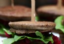 Buchweizen-Blinis-Sandwich mit Roter Bete und Feta – Rezept von Chef Alok Verma