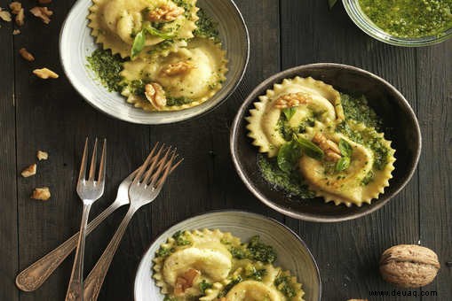 Ravioli gefüllt mit Mozzarella, Basilikum und Walnuss-Pesto-Rezept 