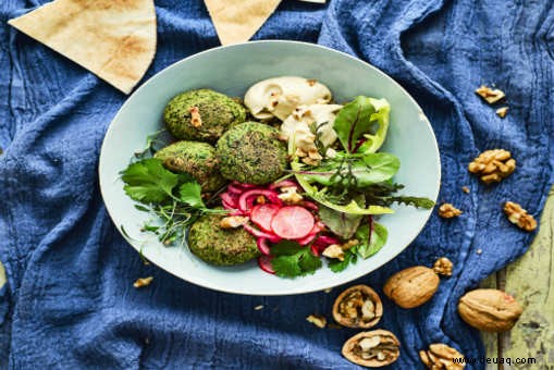 Walnuss-Falafel und schnell eingelegter Rettich Buddha Bowl Rezept 