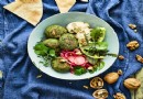 Walnuss-Falafel und schnell eingelegter Rettich Buddha Bowl Rezept 