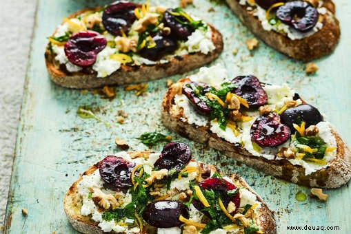 Rezept für Toast mit Ziegenkäse, gerösteten Kirschen und Gremolata 