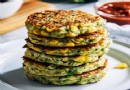 Knusprige Zucchini-Mais-Krapfen mit gerösteter Paprikasauce: Gesundes Rezept vom Chefkoch