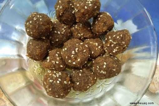 Kokosnuss-Laddoo mit Dattelpalmen-Jaggery-Rezept 