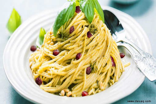 Cranberry-Pesto-Spaghetti mit Basilikum-Rezept 