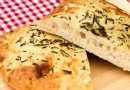 Authentisches Focaccia-Rezept mit Rosmarin und Knoblauch – Einfach backen