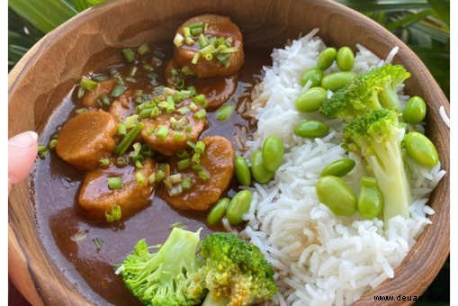 Rezept für veganes Seitan-Curry mit Reis, Edamame und Brokkoli 