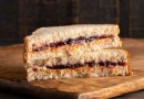 Sandwich-Rezept mit Erdnussbutter und Marmelade 
