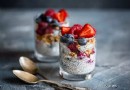 Einfaches Rezept: Joghurt-Crunch-Pudding mit frischen Früchten und knusprigem Topping