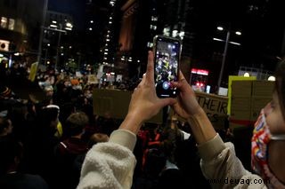 So verbergen Sie Gesichter und entfernen Metadaten, wenn Sie einen Protest fotografieren 