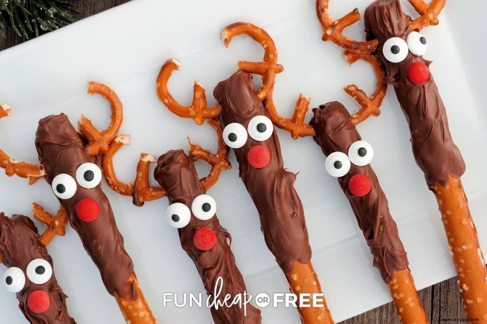 Diese mit Schokolade überzogenen Brezelstangen mit Weihnachtsmotiv machen Spaß, sind einfach und lecker! 