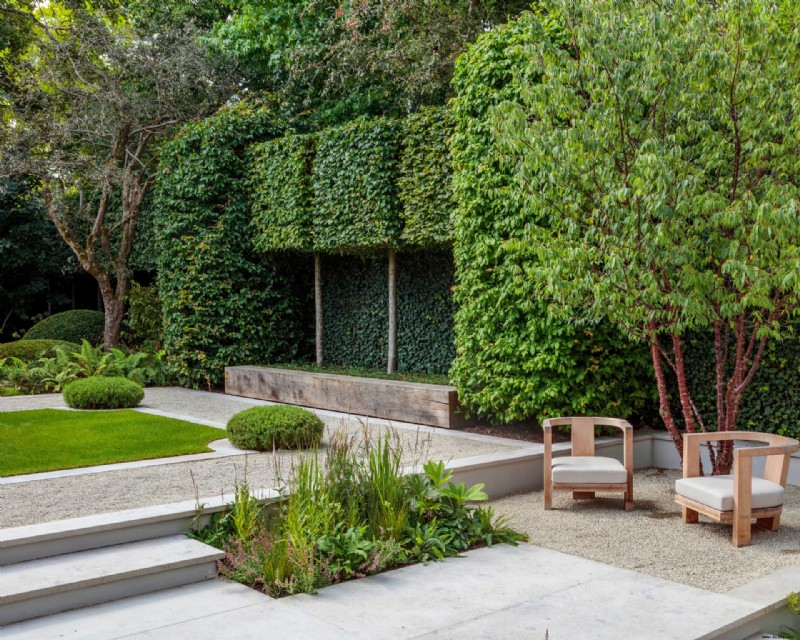 Ein minimalistischer Stadtgarten mit Außenräumen und modernem Formschnitt 