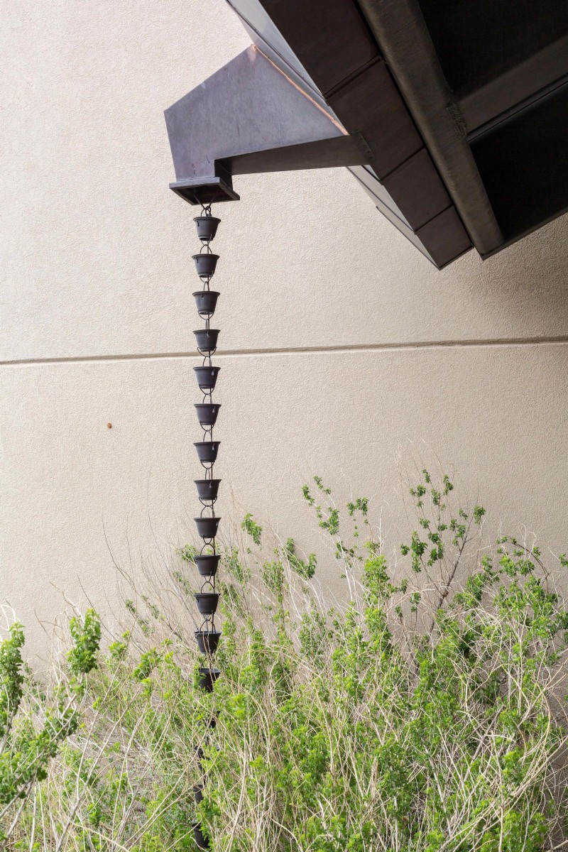 Was ist eine Regenkette? Finden Sie heraus, wie Sie diese Dachrinnenketten in Ihrem Garten verwenden können 