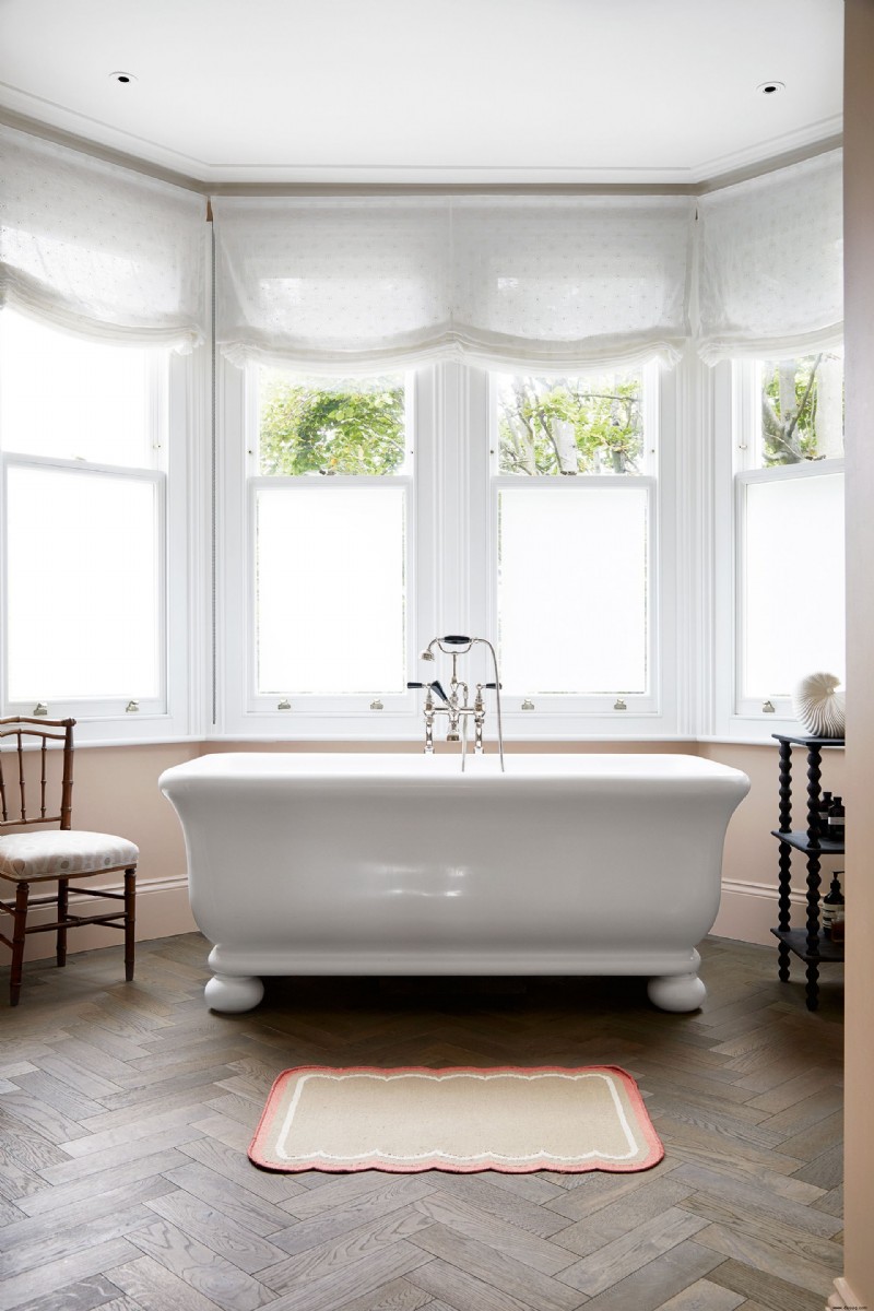 Ideen für die Behandlung von Badezimmerfenstern – 11 Möglichkeiten, Ihre Fenster einzurahmen 