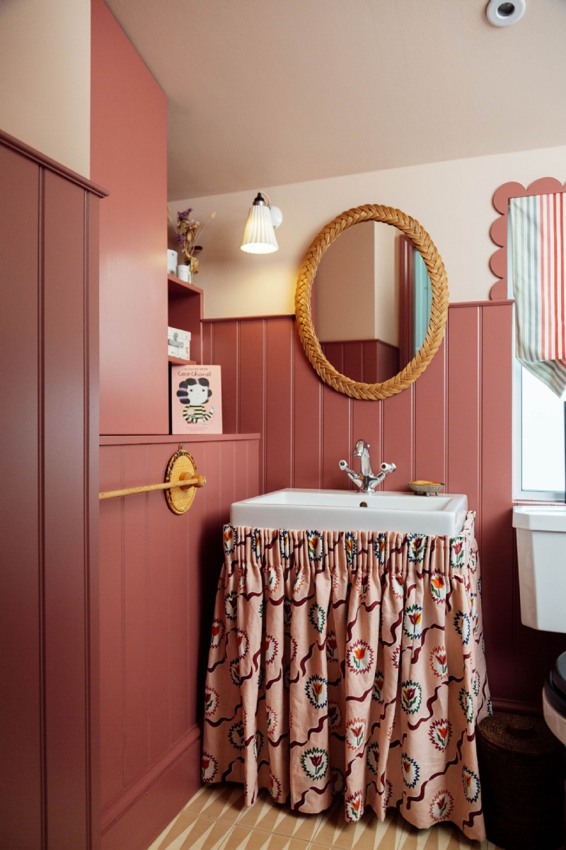 Ein kleines Badezimmer organisieren – 10 Strategien, um einen kompakten Raum ordentlich zu halten 