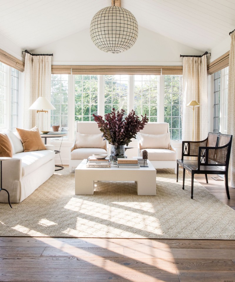 Lange Wohnzimmerideen – 10 wesentliche Gestaltungsregeln, um einen schmalen Raum breiter wirken zu lassen 