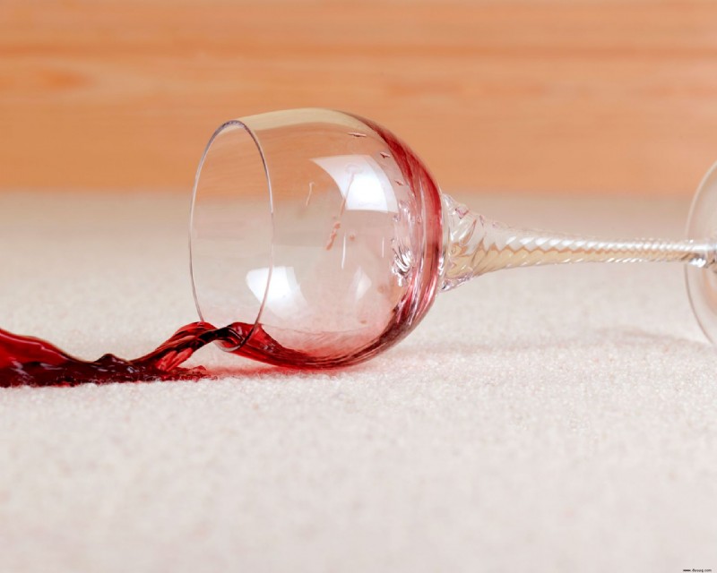 Wie man Rotwein aus Teppich bekommt – drei altbewährte Methoden 