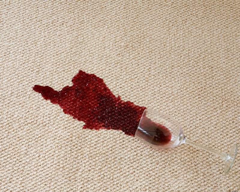 Wie man Rotwein aus Teppich bekommt – drei altbewährte Methoden 