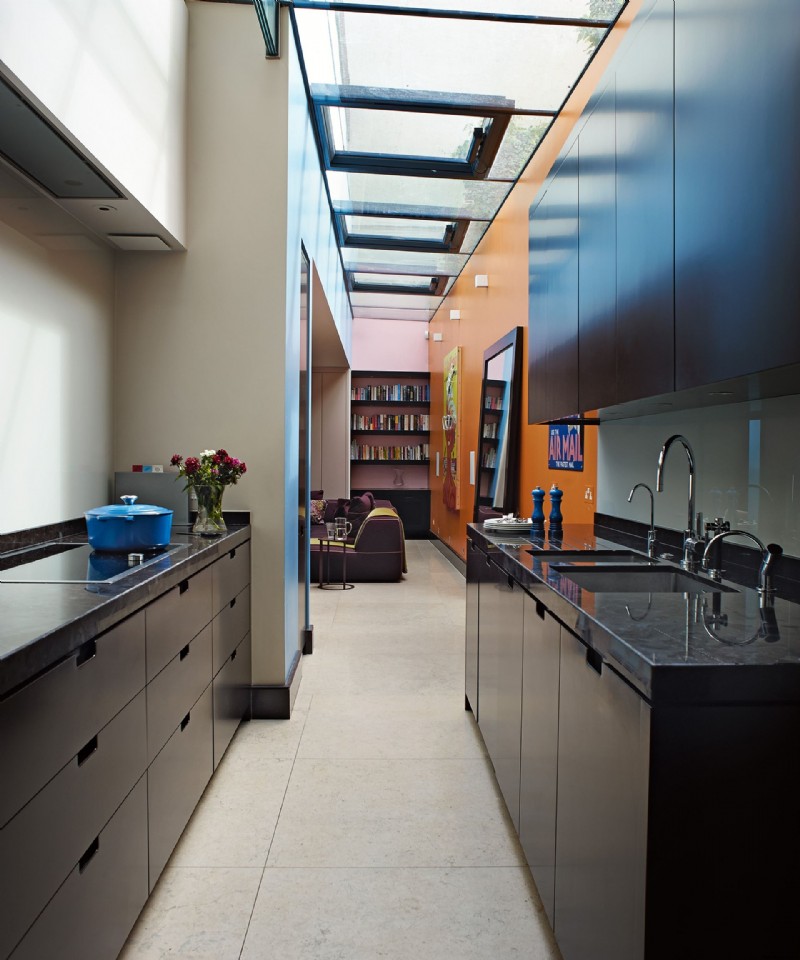 Schmale Küchenideen – 10 Gestaltungsregeln, um einen langen Küchenraum breiter erscheinen zu lassen 