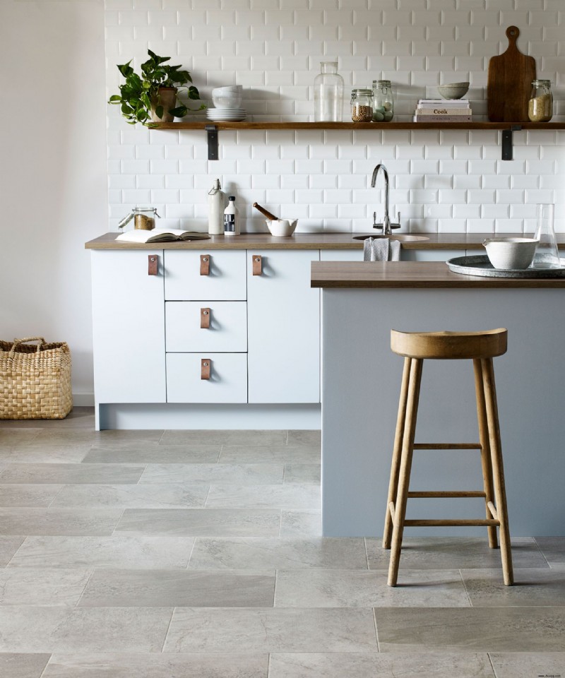 Ideen für Vinyl-Küchenböden – 17 praktische, leicht zu reinigende Böden, die Luxusmaterialien nachahmen 