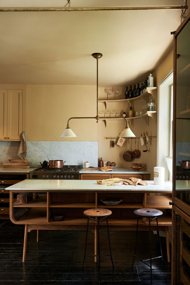 Vorher und Nachher:​​Diese dunkle Küche wurde in einen warmen, lichtdurchfluteten Raum verwandelt 
